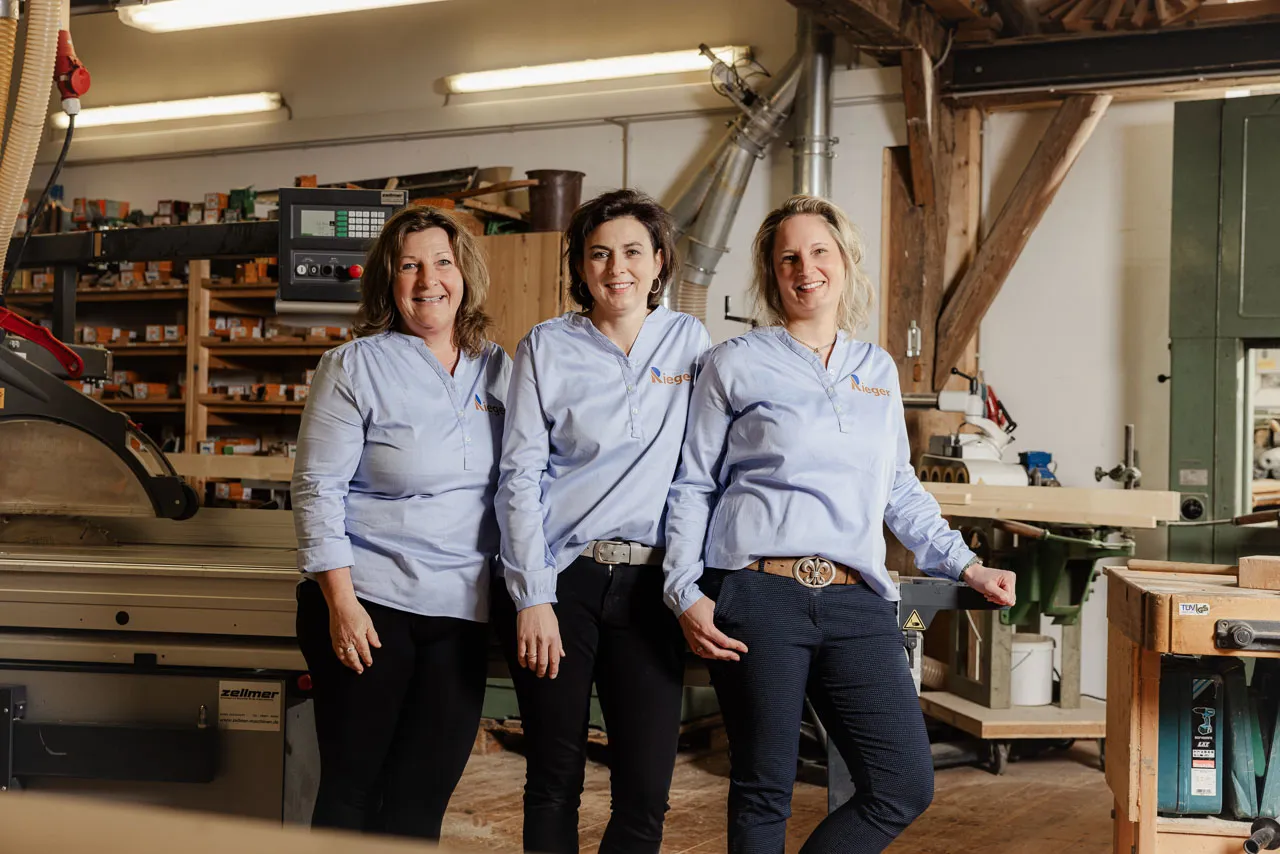 Gruppenfoto der drei Bürodamen in der Werkstatt