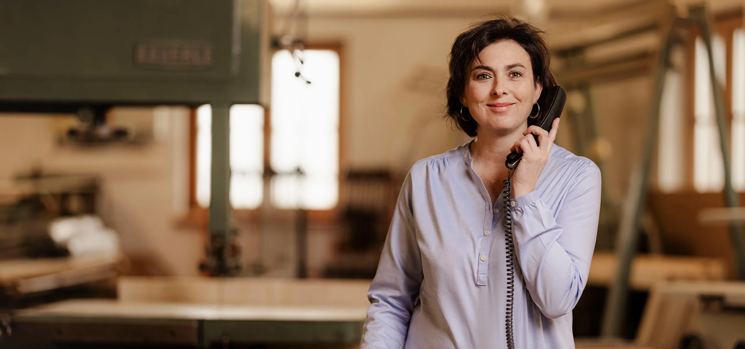 Portrait einer Büro-Mitarbeiterin am Telefon