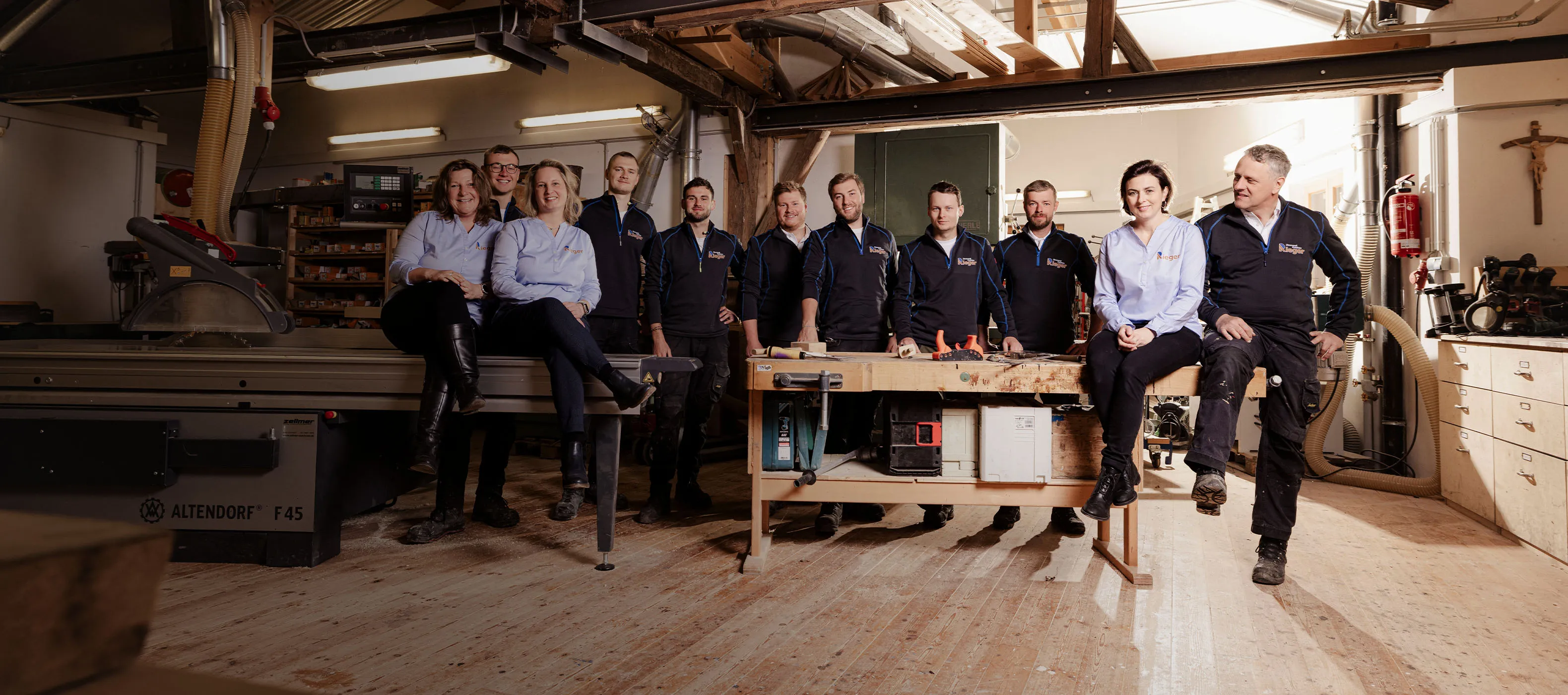 Gruppenfoto des Teams von Zimmerei Holzbau Rieger in der Werkstatt